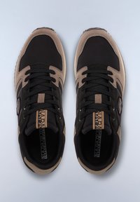 Mustat ja ruskeat tennarit, joissa on rakenteellinen pinta, verkkomaiset yksityiskohdat ja litteät nauhat. Varustettu vahvistetulla kärjellä ja brändäyksellä kielellä.