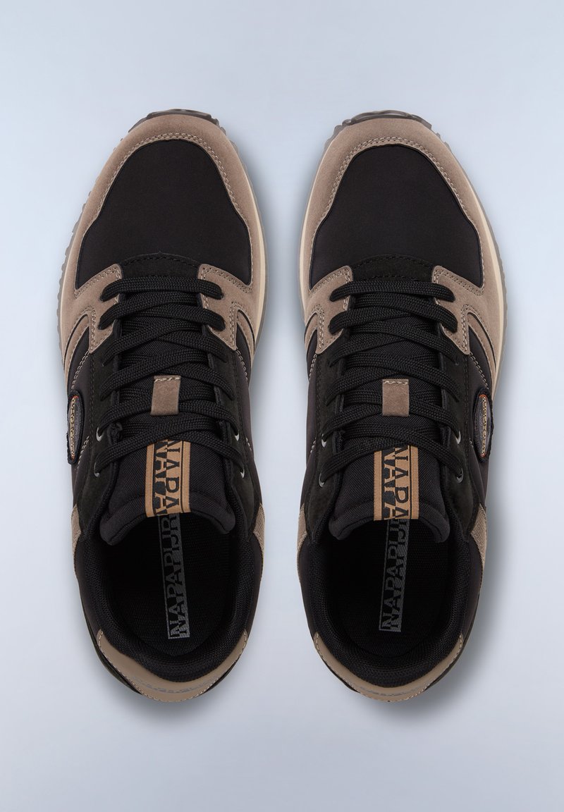 Zapatillas negras y marrones con una superficie texturizada, detalles de malla y cordones planos. Presentan punta reforzada y marca en la lengüeta.