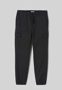 Pantalon cargo noir avec taille élastique, cordon, poches latérales à rabat et poignets élastiques, présenté sur un fond gris clair.