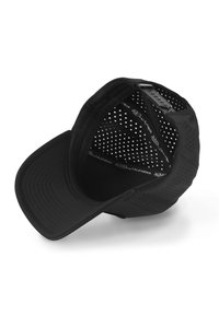 Casquette noire avec une visière plate, texture perforée et intérieur doux. Sangle ajustable à l'intérieur. Pas de logos visibles à l'extérieur.
