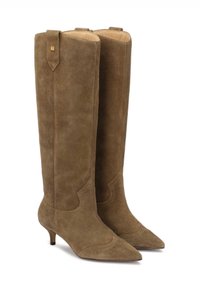 Stivali alti fino al ginocchio in suede marrone con punta affusolata e tacco kitten, caratterizzati da cuciture decorative e un piccolo anello nella parte superiore per facilitarne l'indossamento.