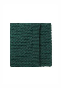 Mørkegrøn strikket uldscarf med et tekstureret kabelmønster, pænt foldet på en hvid baggrund.