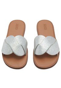 Sandali argento con un design a strap incrociati testurizzati, dotati di una suola marrone flessibile e una soletta liscia. Adatti per un abbigliamento casual.