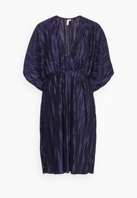 Lila plisserad klänning med djup V-hals, änglavingar och elastisk midja. Har en mjuk, flödande textur och glittrande tyg.