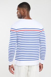 Langærmet stribet skjorte med blå og røde vandrette striber på en hvid baggrund. Har en rund hals og blød stofstruktur.