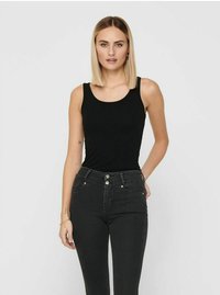 Schwarzes enganliegendes Tanktop mit Rundhalsausschnitt, kombiniert mit hochtaillierten dunklen Jeans mit einem Zwei-Knopf-Verschluss und vorderen Taschen.