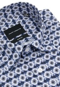 Slim fit koszula w kolorze niebieskim z kwiatowym wzorem w białe i szare kwiaty. Zawiera białe guziki oraz metki marki przy kołnierzyku.
