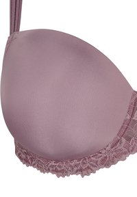 Reggiseno mauve con coppe imbottite lisce e delicate rifiniture in pizzo sul fondo, dotato di spalline regolabili e design senza cuciture per un comfort ottimale.