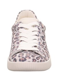 Zapatillas con estampado de leopardo, fabricadas en un tejido texturizado, cordones blancos y suela de goma acanalada. El diseño presenta una punta redondeada y plantilla acolchada.