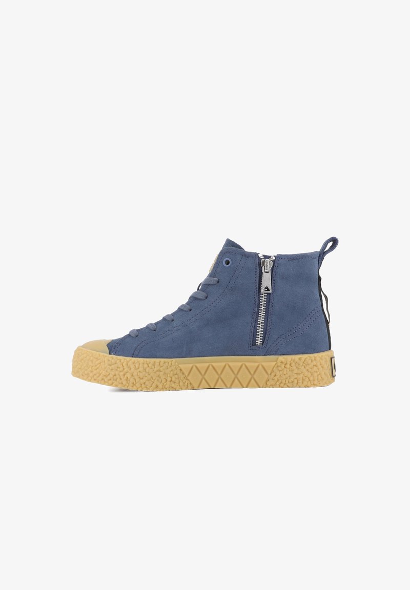 Zapatilla alta de gamuza azul con suela de goma, que cuenta con un cierre lateral, puntera redonda y suela de goma texturizada con patrones en forma de diamante.