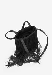Bolso de mano con flecos negros, confeccionado en un material suave con largos flecos colgantes, dos asas cortas y un interior liso.