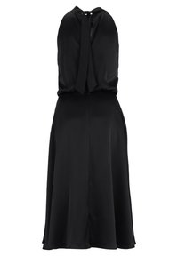 Czarna sukienka z dekoltem na halter i kokardą z tyłu. Luźny materiał, do kolan, o gładkiej teksturze i bocznym marszczeniu.