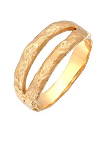 Ring i guldton med en strukturerad, vågig design och två parallella spår. Slät insida och ojämn ytmönster.