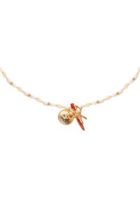 Collier en perles avec un cordon tressé crème, des accessoires en tonalité or et des accents corail. Présente un pendentif en or avec une étoile de mer et des détails de charme.