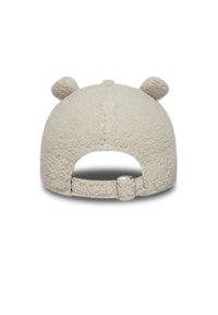 Bela flis kapa z medvedkami, nastavljiv trak na zadnji strani, mehak material in odprta zasnova za prezračevanje.