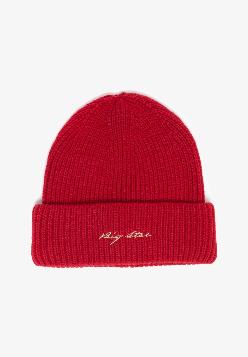 Červená pletená čepice s ribbovanou strukturou a ohrnutým lemem. Na přední straně je vyšitý nápis "Big Star" zlatou barvou.