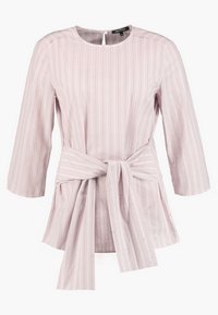 Blouse rose clair à rayures verticales, col rond, manches trois-quarts, avec un détail de nouage à l'avant. En tissu doux.