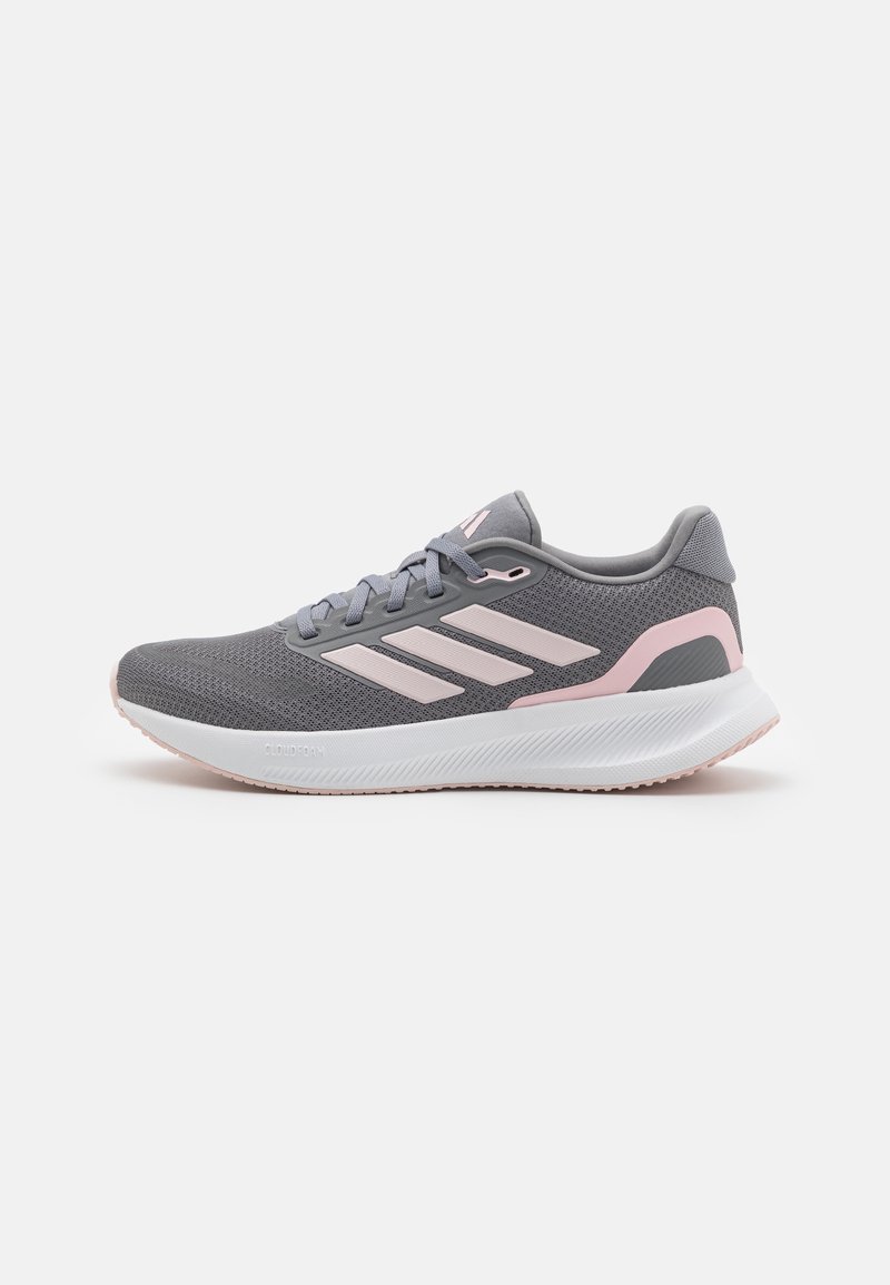 Chaussure de course légère grise et rose avec tige en mesh, semelle blanche amortie et fermeture à lacets, vue de côté sur fond blanc.