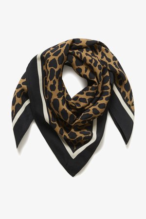 Pañuelo cuadrado con centro de estampado de leopardo en marrón y negro y borde negro con delgadas rayas blancas, plegado con un agujero en el centro.