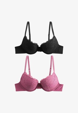 Zwei BHs: einer schwarz mit Spitzenverzierungen und verstellbaren Trägern, einer rosa mit ähnlichen Spitzenakzenten und einem glatten Bund.