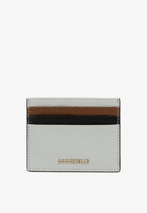 Portafoglio in pelle di colore grigio chiaro, con tre bande orizzontali bloccate nei colori marrone e nero, e logo in rilievo sul frontale.