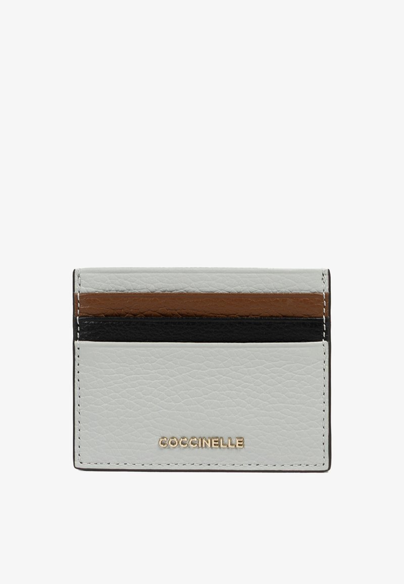 Skórzany portfel na karty w jasnoszarym kolorze, z trzema poziomymi pasami w kolorze brązowym i czarnym, z wytłoczonym logo z przodu.