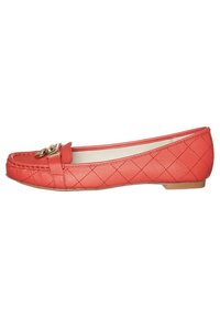 Ballerines en cuir matelassé rouge à bout arrondi, avec un accent décoratif en métal doré. Profil bas avec un motif texturé subtil.