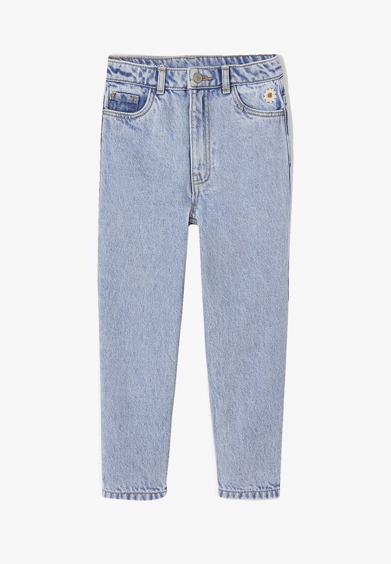 Jean en denim bleu clair taille haute, cinq poches, fermeture par bouton, et une petite marguerite blanche brodée sur la poche avant droite.