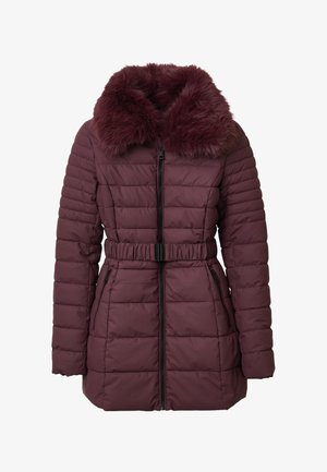 Blouson matelassé bordeaux avec un col en fausse fourrure, une taille ceinturée, une fermeture à glissière et un motif matelassé. Il comprend des poches latérales zippées.