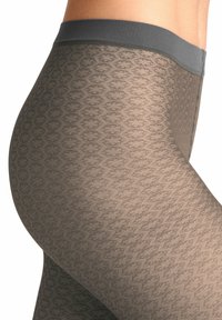 Hellbraune gemusterte Strumpfhosen mit einem strukturierten Design und einem dunkelgrauen elastischen Bund, schräg präsentiert um die Passform des Materials zu betonen.