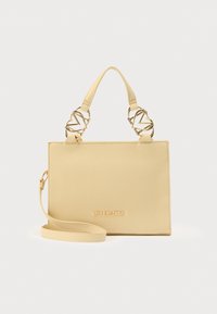 Κίτρινη τσάντα χεριού από συνθετικό δέρμα με δομημένο σχήμα, μεταλλικά στοιχεία σε χρυσή απόχρωση, λαβές στην κορυφή και αποσπώμενο ιμάντα ώμου. Διαθέτει ανάγλυφο λογότυπο.