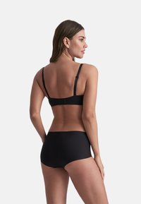 Zwart lingerie set met een zachte, gladde stof, verstelbare bandjes en een naadloos ontwerp. De beha heeft een haak-en-oogsluiting aan de achterkant.