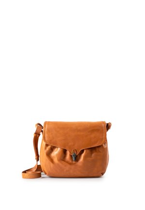 Kleine bruine leren crossbodytas met voorflap en gespsluiting, verstelbare schouderriem, tegen een witte achtergrond.