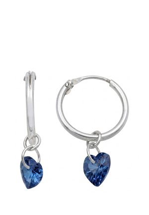 Orecchini a cerchio in argento con piccoli ciondoli a forma di cuore con pietre preziose blu appesi a ogni cerchio su sfondo bianco.