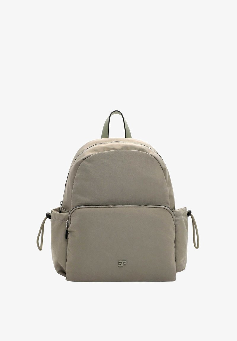 Beige ryggsäck med rundad topp, två zip-åkomster, justerbara sidostrapar och en logotyp på framsidan av fickan. Texturerad tyg.
