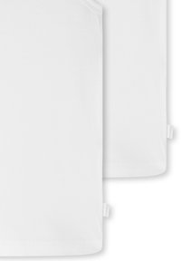 Białe bawełniane topy na ramiączkach; gładka faktura, okrągły dekolt i brak detali wzorniczych; dwa egzemplarze wyeksponowane obok siebie.