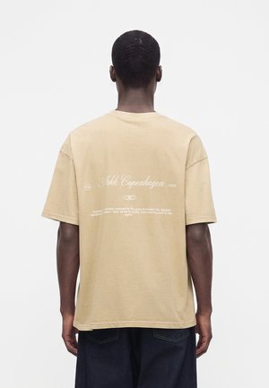 ARKK Copenhagen, SANS SERIF BOXY TEE UNISEX - Тениска с щампа - taupe