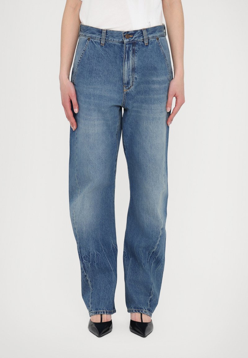 Victoria Beckham - TWISTED LOW RISE SLOUCH - Relaxed fit jeans - blue denim, Enlarge