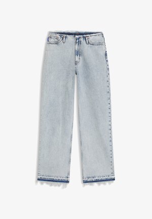 Világoskék, bő szárú farmernadrág magas derékkal, gomb- és cipzárzárral, elülső zsebekkel és rojtos szegéllyel.