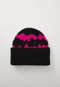 Bonnet en tricot noir avec un motif en zigzag rose sur le dessus. Présente un revers replié et une texture douce.