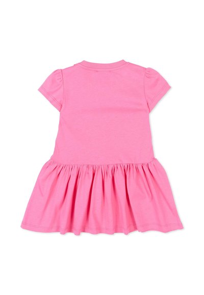Różowa sukienka dla maluszka z krótkim rękawem, marszczoną spódnicą i okrągłym dekoltem, pokazana od tyłu na białym tle.
