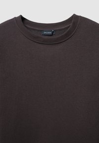 Felpa crew neck marrone scuro con colletto a costine e un'etichetta nera sul collo con la scritta "CALLIOPE."