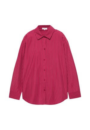 Langärmeliges Hemd mit Knöpfen, rot-rosa vertikal gestreift, mit spitzem Kragen, flach auf weißem Hintergrund liegend.