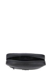 Clutch bag in pelle nera con finitura testurizzata, forma rettangolare sottile, chiusura con zip superiore e etichetta interna.