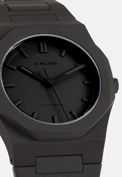 Zwarte polycarbonaat horloge met een octagonaal kast, matte gestructureerde wijzerplaat, minimalistische uurmarkers en een bijpassende band. Heldere glazen dekking.