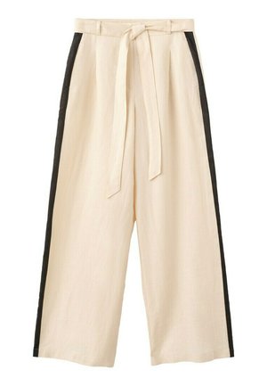 Pantalones beige de pierna ancha con un cinturón de tela y rayas verticales negras que recorren los lados exteriores de cada pierna.