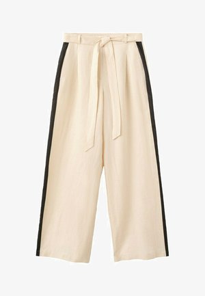 Pantaloni largi bej, cu o curea din material textil și dungi verticale negre pe partea exterioară a fiecărei picioare.