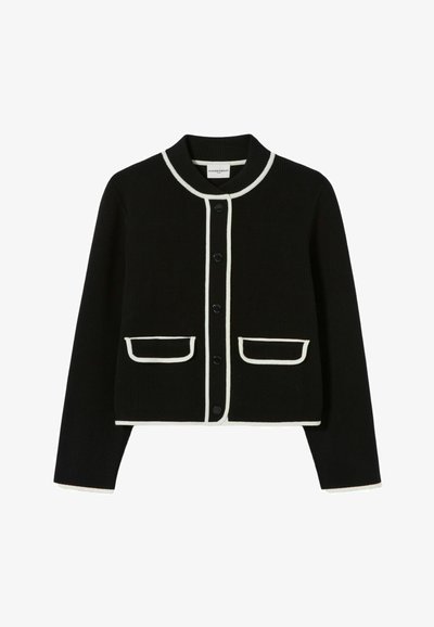 Cardigan nero a coste con colletto rotondo, bordi bianchi, chiusura con bottoni e due tasche frontali con bordi a contrasto.