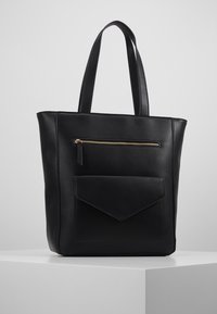 Sac en cuir noir avec un design structuré. Dispose d'une poche zippée à l'avant et d'une poche plate, toutes deux avec des accents en matériel doré.