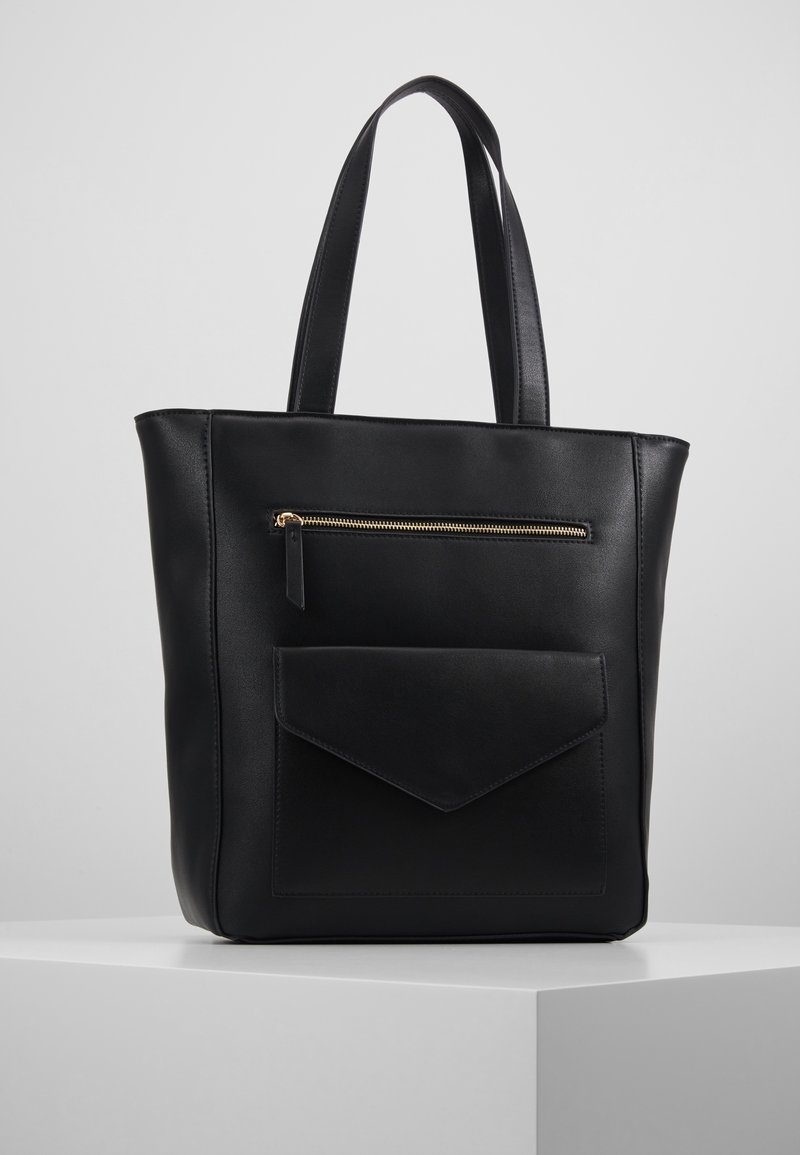 Sac en cuir noir avec un design structuré. Dispose d'une poche zippée à l'avant et d'une poche plate, toutes deux avec des accents en matériel doré.